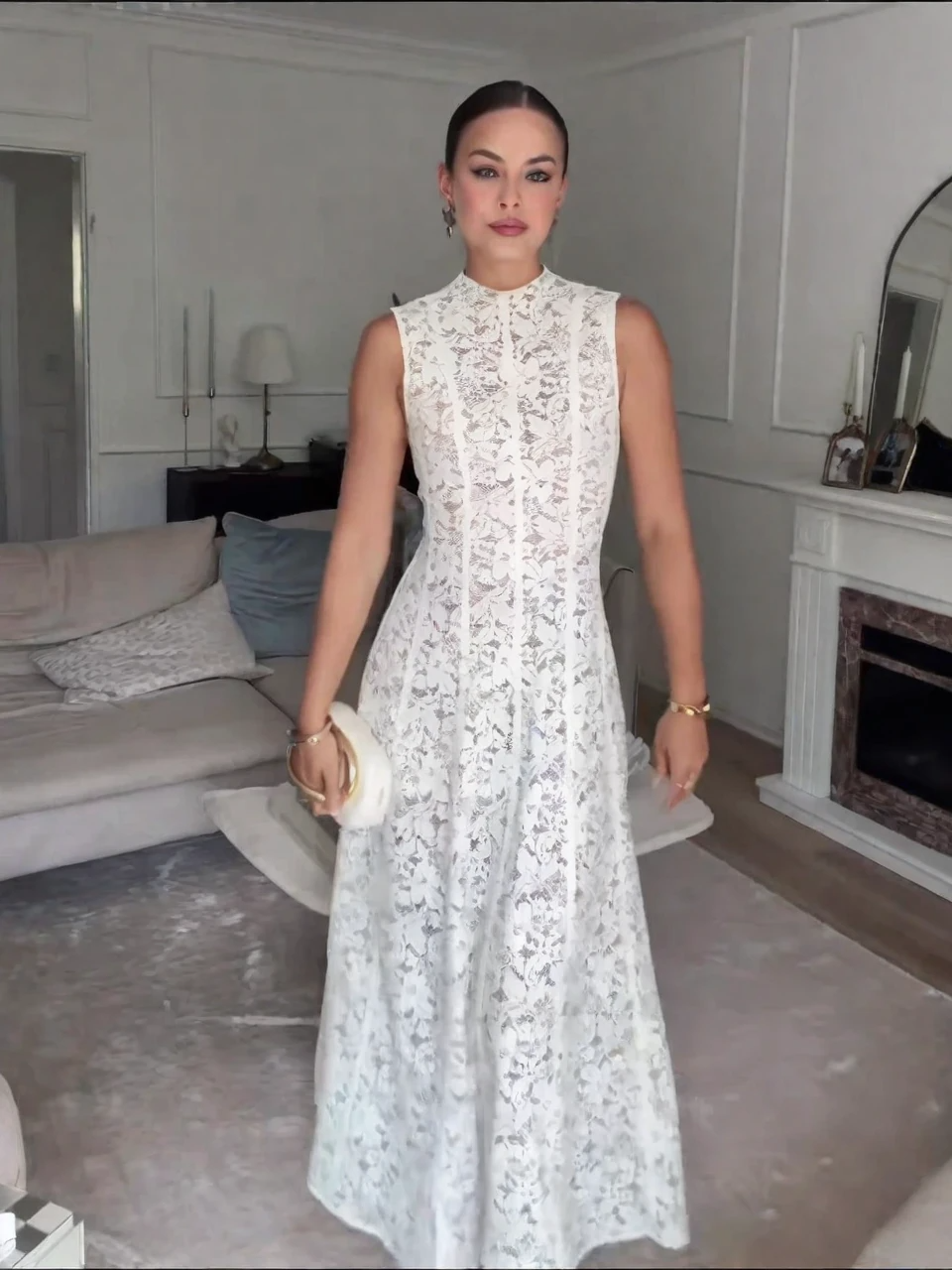 Ärmelloses hochgeschlossenes Spitzenkleid