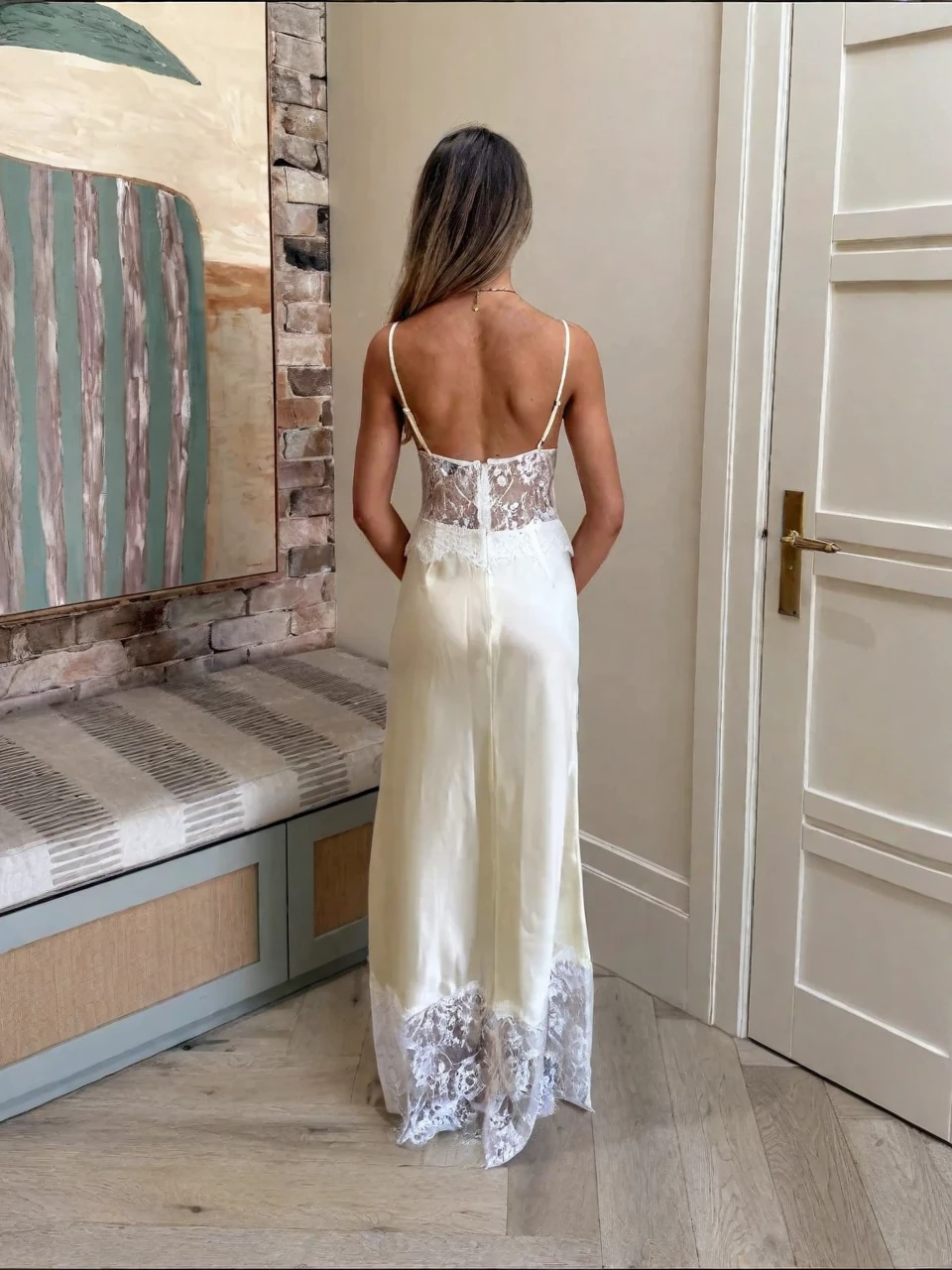 Maxikleid mit V-Ausschnitt, Satin- und Spitzeneinsätzen