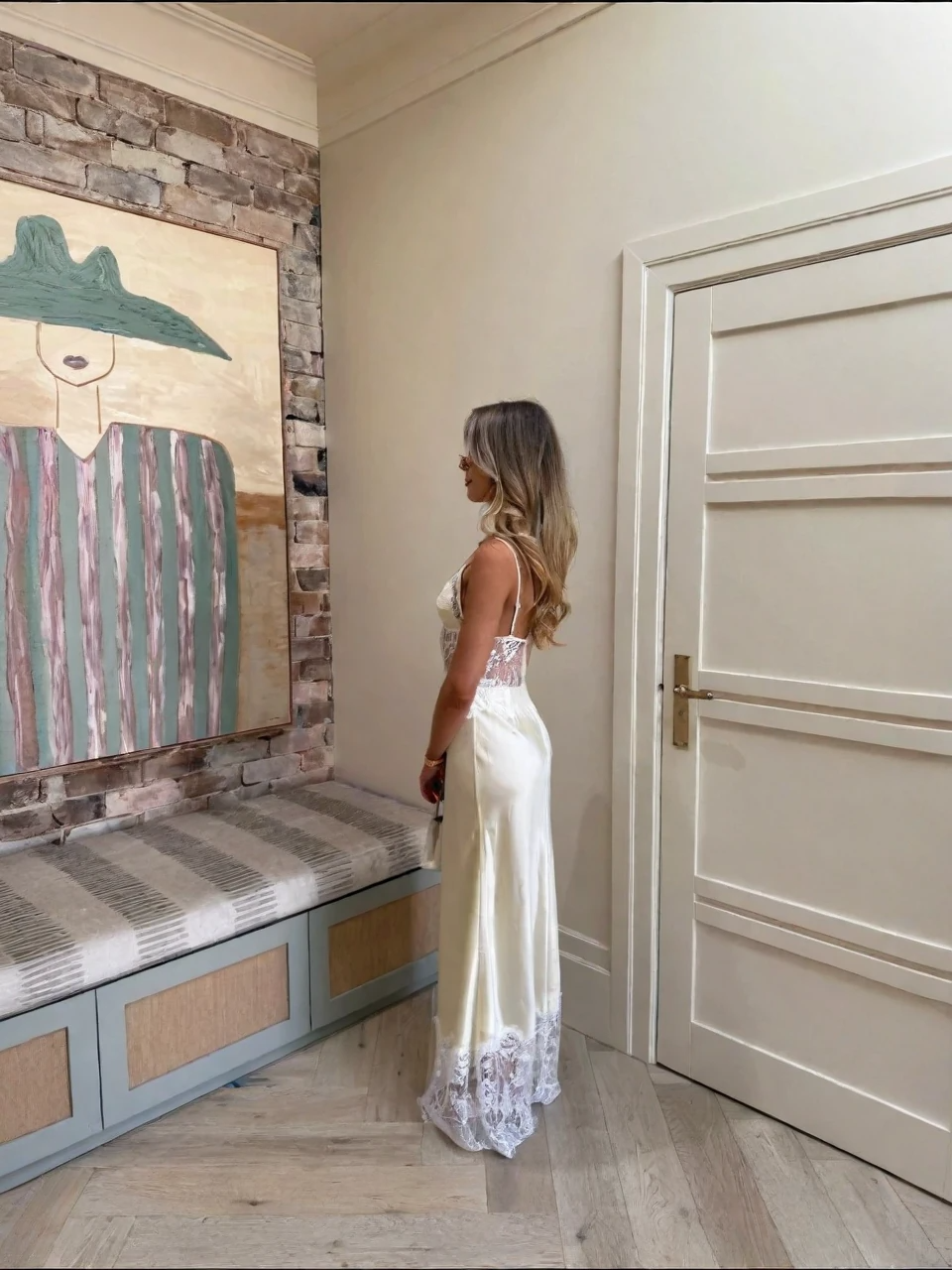 Maxikleid mit V-Ausschnitt, Satin- und Spitzeneinsätzen