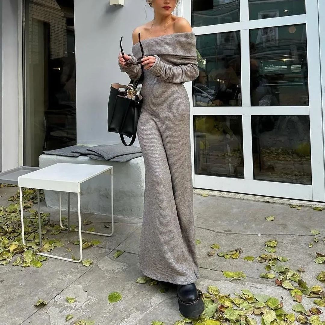 Schulterfreies, figurbetontes Strick-Maxikleid