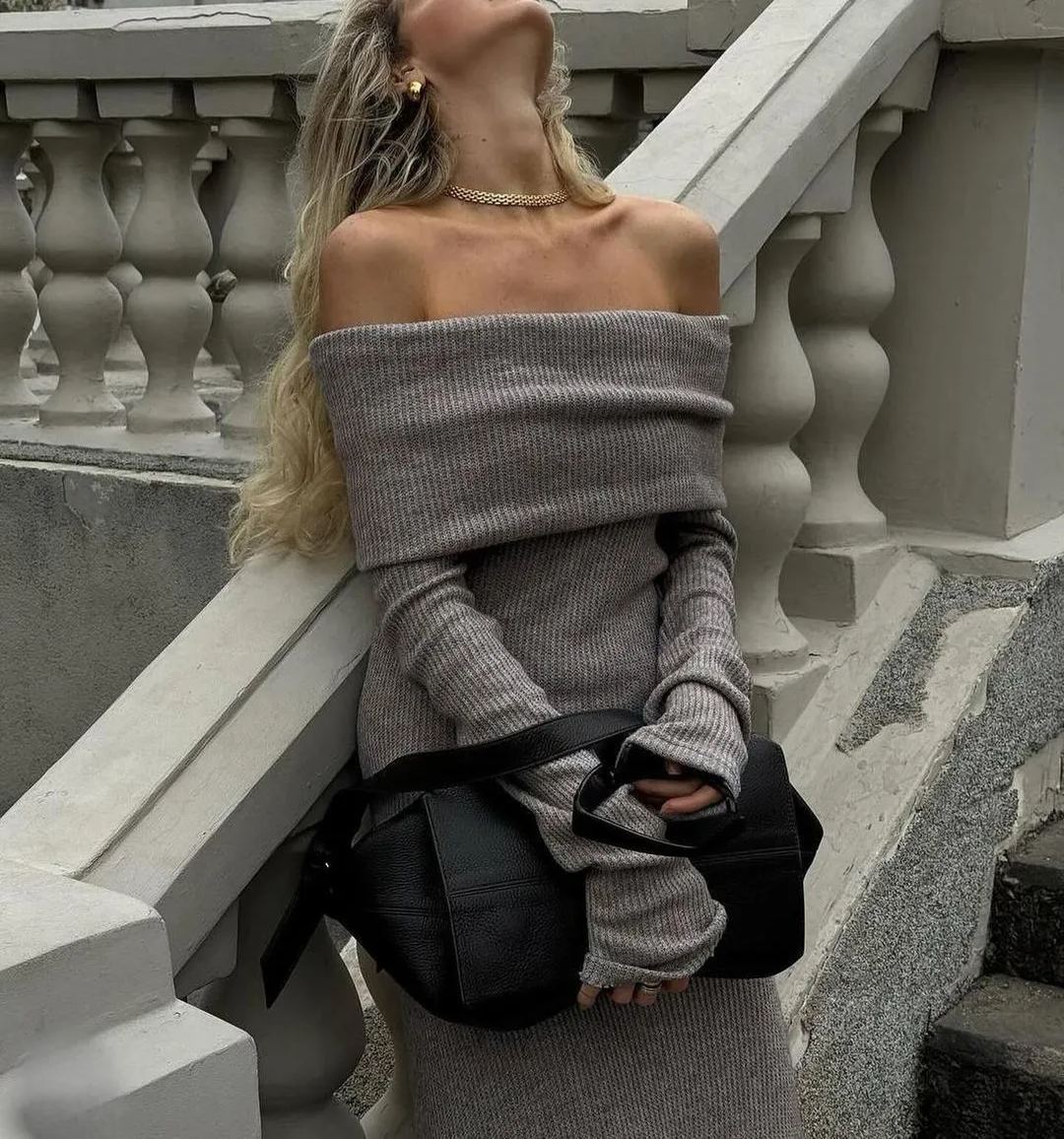 Schulterfreies, figurbetontes Strick-Maxikleid