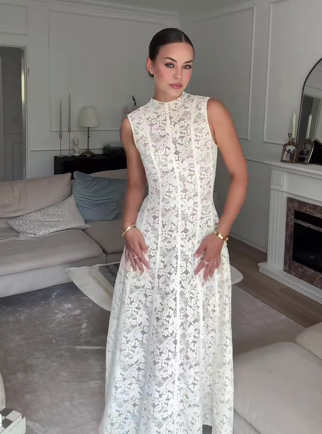 Ärmelloses hochgeschlossenes Spitzenkleid