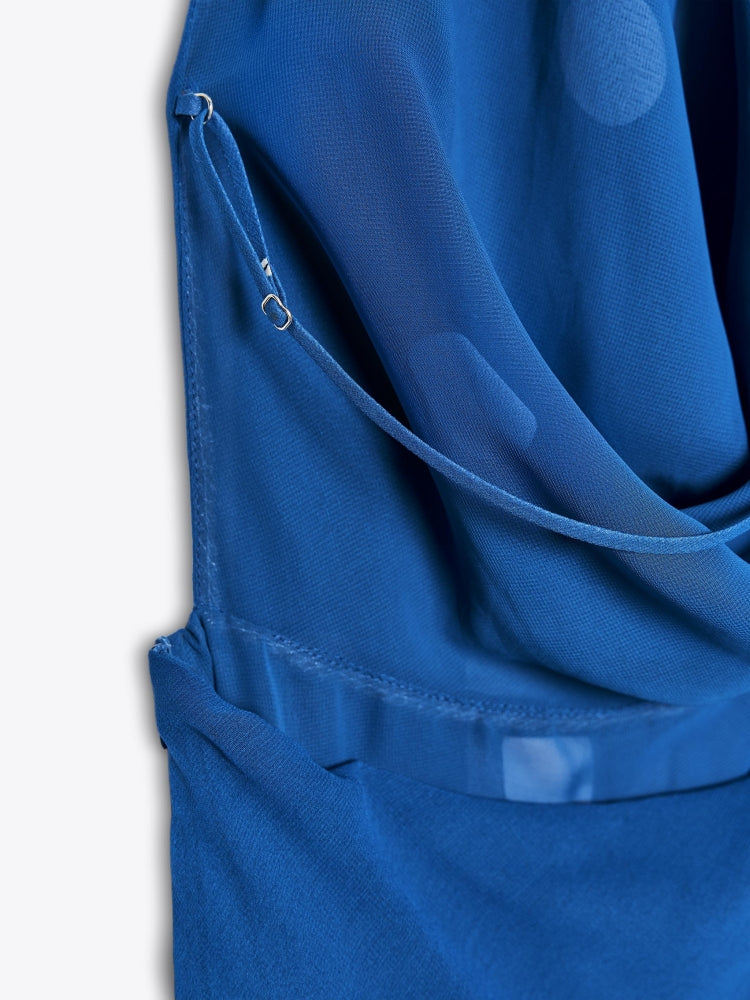 Gepunktetes drapiertes Neckholder-Midikleid